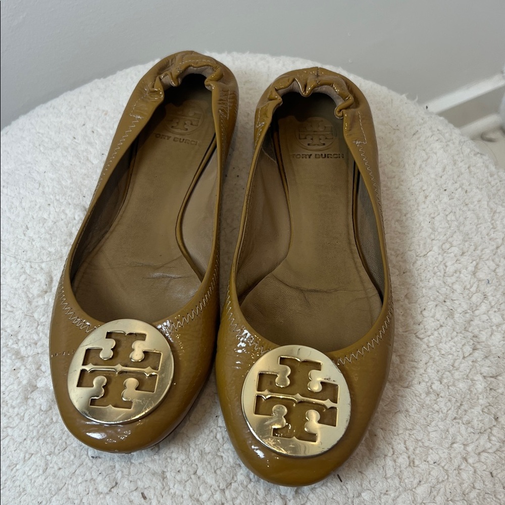 Tory Burch Women's gold Brown Loafers with Gold Logo size 8-8.5. - Picture 2 of 12